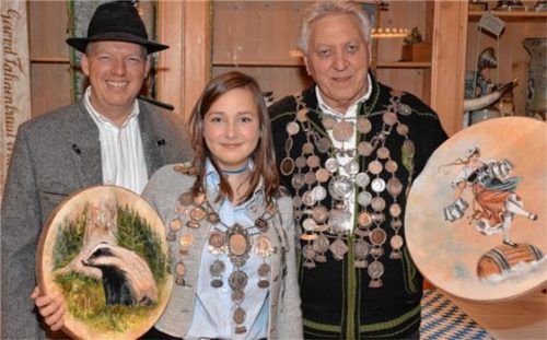 Glückwunsch an die Titelträger: Schützenmeister Christian Edenhofer (links) gratulierte Jugendkönigin Eva Schuster und Schützenkönig Rudi Obermaier. Foto re