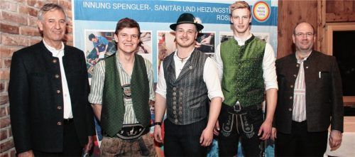 Glückwunsch für die Besten: Obermeister Gerhard Hardrath (rechts) und Prüfungsausschussvorsitzender Sepp Gantner (links) gratulierten Franz-Xaver Maurer, Michael Schauer und Simon Brühl (von links).Foto re