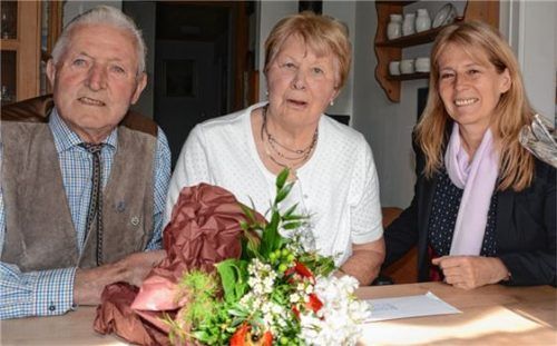 Gratulation von der Rathauschefin: Hildegard und Johann Raffler nahmen zur diamantenen Hochzeit die Glückwünsche von Bürgermeistern Doris Laban entgegen. Foto amf