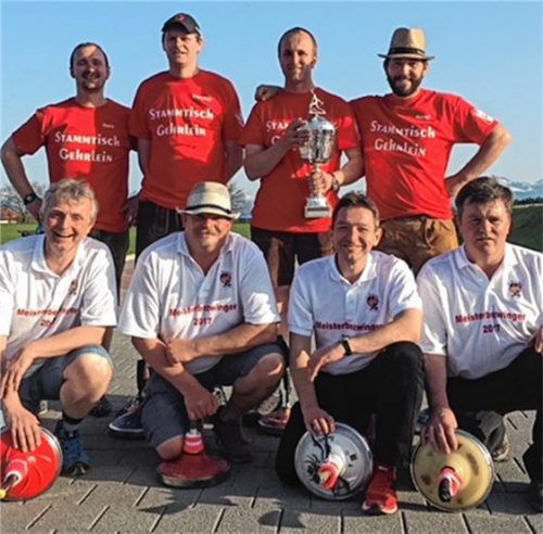 Gruppenfoto der Sieger: Das Team „Stammtisch Gehrlein“ (hinten) konnte seinen Sieg vom Vorjahr wiederholen. Vor ihm knien die zweitplatzierten „13 Höslwanger“.Foto Stübl