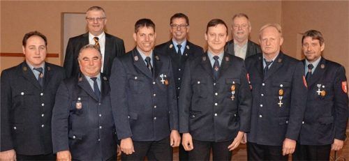 Gut aufgestellt (von links): Michael Kirschner (zweiter Vorsitzender), Franz-Xaver Maier, Bernhard Summerer (Zweiter Bürgermeister), Georg Michlbauer junior (Erster Kommandant), Kreisbrandmeister Manfred Gierlinger, Florian Wagner (Zweiter Kommandant), Bürgermeister Sebastian Forstner, Wolfgang Seidl und Christian Obinger (Erster Vorsitzender). Foto Niessen