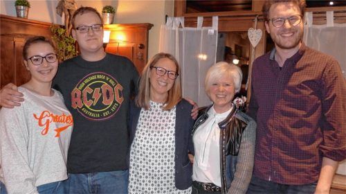 Gut gelaunte Vorstandsmitglieder des Stephanskirchener Spielmannszuges (von links): Franziska Brucker (Schriftführerin), Korbinian Wiedemann (Zweiter Vorsitzender), Martina Rustige (Erste Vorsitzende), Petra Albach (Schatzmeisterin), Franz Kotter (Musikalischer Leiter).Foto re