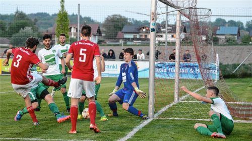 Gute Chance für den SV Westerndorf im Spitzenspiel durch Benedict Gayde (links), doch die vielbeinige Priener Defensive und Torwart Maxi Hefter verhinderten den Einschlag.Foto Ruprecht