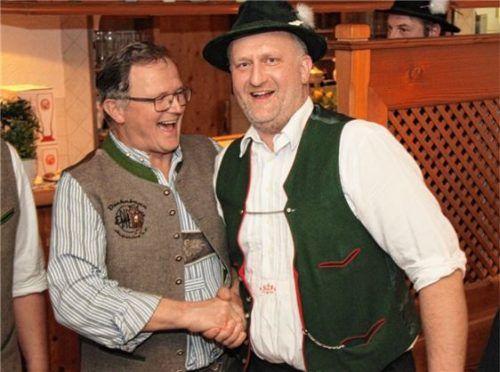 Handschlag unter den Verhandlungsführern: Simon Osterloher (links) und Sepp Dickl junior. Foto re