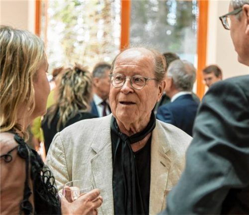 Heiner Friedrich, Stifter des Museums „Das Maximum“ und neuer Kulturpreisträger der Stadt Traunreut, im Gespräch mit Festgästen. Foto Effner