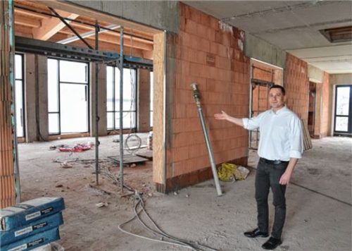 „Hier soll die Gemeinde leben!“ Pfarrer Fabian Orsetti präsentiert stolz den Rohbau des neuen Pfarrzentrums am Schloßberg.