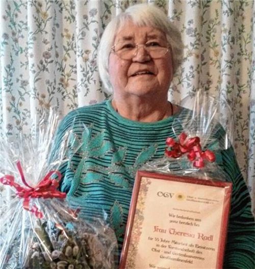 „Ich habe gern mitgearbeitet“, beteuerte das langjährige Vorstandsmitglied des Obst- und Gartenbauvereins Großkarolinenfeld, Theresia Radl, die jetzt für ihre Treue zum Verein mit einem Geschenkkorb und einer Ehrenurkunde bedacht wurde. Schriftführerin Erika Huber und Kassenverwalterin Gerdi Zeißl überbrachten ihr zu Hause im Namen des Vereins die Ehrung.Foto Greiner