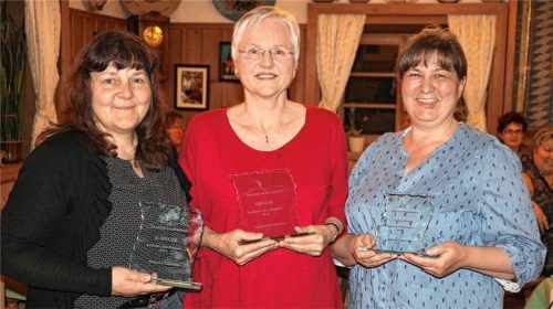 Im Gasthof Brucker wurden die Preisträger des diesjährigen Aschauer Autorenpreises gekürt. Rosemai M. Schmidt (Mitte) gewann den Autorenpreis 2017 mit der Erzählung „Die Zeitfalte“ vor Monja Luz (links) mit ihrer Geschichte „Fremde Heimat“ und Barbara Danner-Schmidt (rechts) mit „Der schöne Toni“.