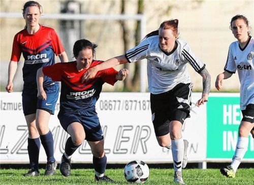 Im Spitzenspiel der Frauen-Bezirksliga musste sich der SV Schechen beim TV Altötting mit 3:4 geschlagen geben. Hier greift Schechens Lena Oberberger Altöttings Melanie Tomaschko (weißes Trikot) an.Foto Butzhammer