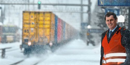 Immer am Ort des Geschehens: Karl Fischer, Leiter des Logistik Kompetenz Zentrums Prien. Hier vor einem Güterzug an einem Bahnhof in der Schweiz. Fotos re