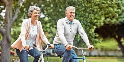 Immer mehr Menschen entdecken den Spaß am Radfahren. Allerdings sollte das Rad dazu auf die individuellen Bedürfnisse eingestellt sein. Foto  djd/www.die-sattelkompetenz.de/Getty