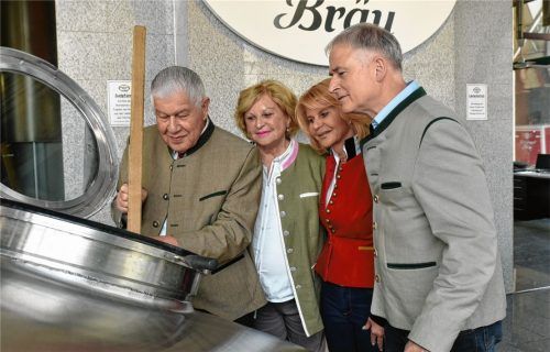 Immer mit guter Qualität gefüllt: Seniorchef Franz Steegmüller prüft mit einer Messlatte den Füllstand eines Sudkessels. Seine Frau Martha, Tochter Marisa und Schwiegersohn Andreas Steegmüller-Pyhrr (von links) schauen interessiert zu.Foto  Diederich