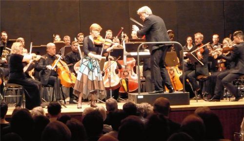 In innigem Austausch auf der Bühne: Geigerin Isabelle Faust und Dirigent Thomas Dausgaard. Foto Füchtner