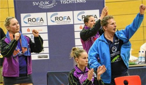 Istvan Toth, der Kolbermoors Damen in dieser Saison mitbetreut hat, und die Spielerinnen freuten sich nach dem Sieg von Jia Liu. Foto Erlich