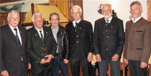 Jahrzehnte im Verein (von links): Vorsitzender Paul Reineke zeichnete die langjährigen Mitglieder Engelbert Gries, Matthias Bichlmaier, Stephan Eder, Franz Brandl und Johann Aicher aus. Foto re