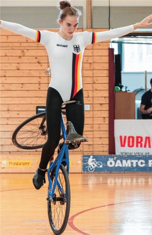 Jana Pfann von der Soli Bruckmühl, hier beim Kehrlenkersitzsteiger, feierte beim Ländervergleichskampf zwischen Deutschland und Österreich in Vorarlberg ihr Debüt und wurde Dritte.Foto Dandl