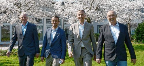 Jetzt geht’s los! Gut gelaunt und ziemlich schwungvoll zeigten sich gestern die beiden GWC-Vorstände Stefan Bammer (Tourismus) und Dietolf Hämel (Kliniken) sowie Projektleiter Werner Grafinger und Architekt Karlheinz Zopf (von links) bei der Präsentation der bevorstehenden Umbaumaßnahmen der Chiemgau Thermen in Bad Endorf.Fotos ammelburger