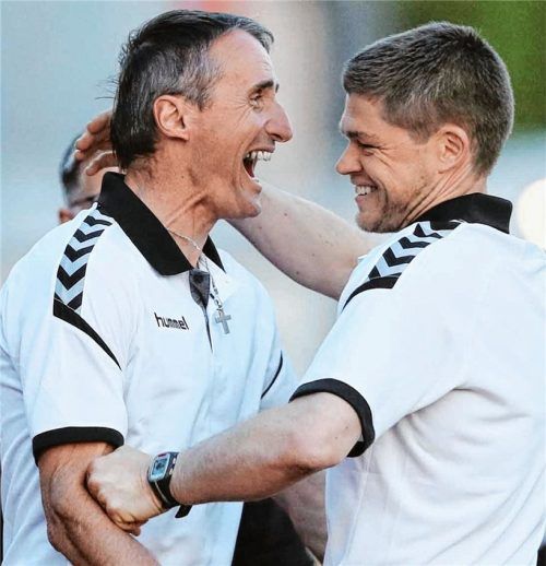 Jubel über den wichtigen Auswärtssieg: Die Burghauser Interimstrainer Ronald Schmidt (rechts) und Manfred Stutz.Foto Butzhammer