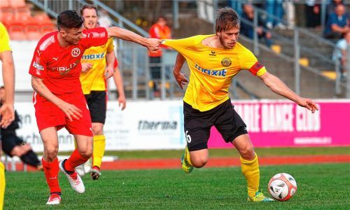 Kaum zu halten: Bayreuths Kapitän Kristian Böhnlein rechts im Zweikampf mit Philipp Maier. Fotos  Peter Kolb