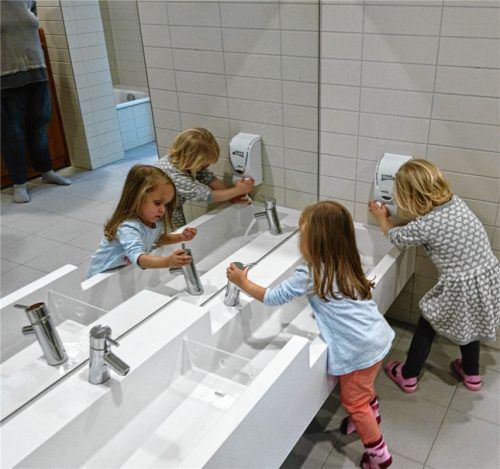 Kindgerecht sind nicht nur die Räume, sondern natürlich auch die sanitären Anlagen. Hier macht das Händewaschen doch gleich doppelt so viel Spaß!