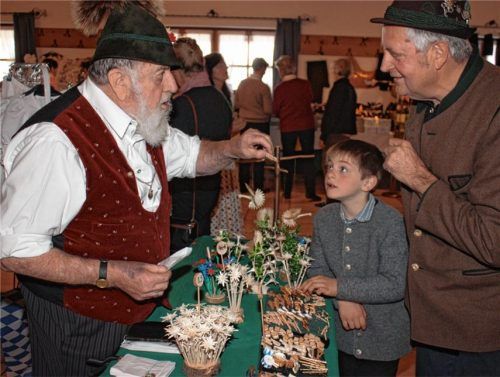 Kleine Kunstwerke aus Holz: Geschnitzte Edelweiß als Hutschmuck.