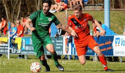 Kolbermoors Michael Bruckschlegl greift hier einen Ebersberger Spieler an.Foto Hotter