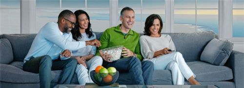 Komfortabel: Jeder hört den Ton vom TV so laut, wie er möchte. Zusatzmodule, die den Ton aufs Hörgerät übertragen, machen das möglich. Foto  djd/Phonak