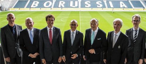 Kooperation: Medical-Park-Vorstandsvorsitzender Dr. med. Ulrich Mauerer (Dritter von links) besiegelte mit weiteren Medical-Park-Vertretern die Partnerschaft mit Borussias Präsident Rolf Königs (Dritter von rechts), Vizepräsident Siegfried Söllner (Zweiter von rechts) und Geschäftsführer Stephan Schippers (Zweiter von links). Foto Borussia Mönchengladbach