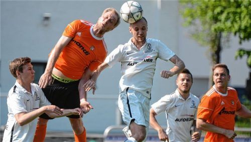 Kopfballduell zwischen Raublings Florian Meixner (links) und dem Ostermünchner Bernd Schiedermeier.Foto Ruprecht