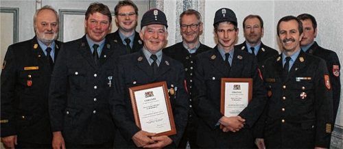 Geehrte und Gratulanten: Kreisbrandinspektor Huber, Vorsitzender Kuchler, Kommandant Burghardt, Thomas Schwaiger, Bürgermeister Matthias Jokisch, Lorenz Unker, Kreisbrandmeister Buchmann, Kreisbrandrat Schrank und Zweiter Kommandant Nagele (von links).