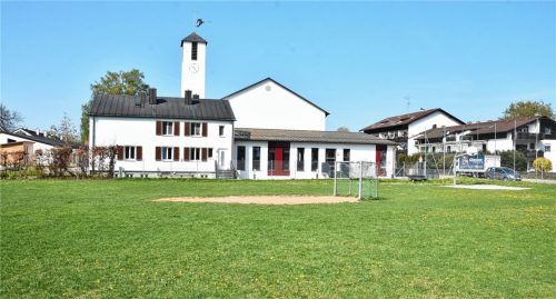 Kurze Erholung für das Grün: Der Platz in der Rechenauerstraße ist, obwohl auf unserem Foto verlassen, eine stark bespielte Fläche, wie die abgenutzte Rasenstelle vor dem Tor zeigt. Foto Schlecker