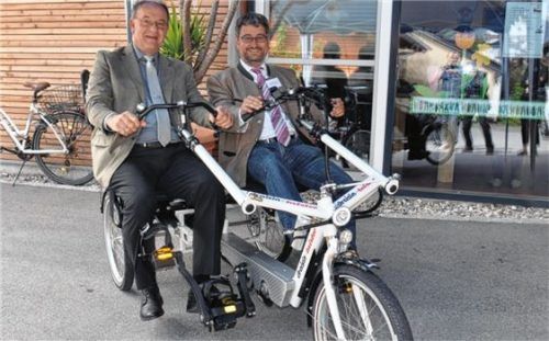 Landrat Wolfgang Berthaler (links) und Flintsbachs Bürgermeister und Vorsitzender des Christlichen Sozialwerks, Stefan Lederwascher (rechts) haben das Therapie-E-Tandem für das Projekt „Mehrgenerationen Sport“ getestet.Foto weiss