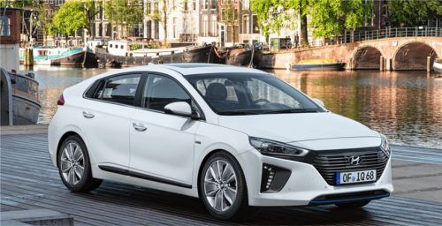 Leichtbau bei Karosserie und Fahrwerk steigern die Effizienz des Hyundai Ioniq weiter. Im Innenraum unterstreichen Naturmaterialien den umweltschonenden Charakter. Foto hyundai