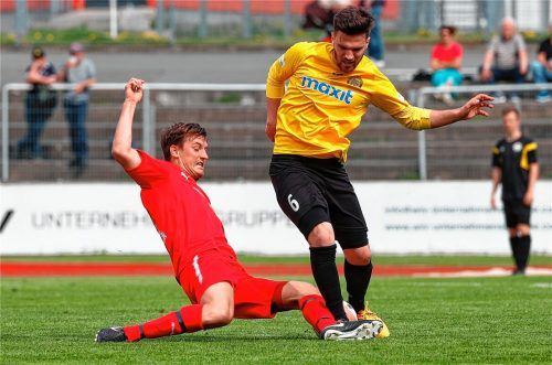 Leidenschaftlicher Einsatz bis zur letzten Minute: Rosenheims Markus Einsiedler (links) grätscht gegen Bayreuths Julian Kolbeck. Fotos  Kolb
