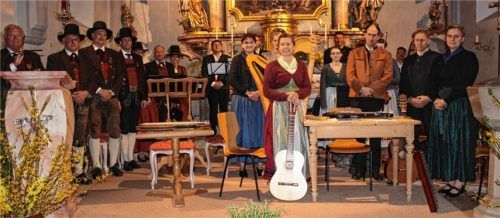 Lieder und Weisen aus der Zeit der Schiffleut führten in der Kirche St. Vitus zu Nußdorf das „Kirchleitn-Ensemble“, der „Dreiwinkl-Gsang“, die Nußdorfer Schiffleutsänger mit Werner Maurer an der Zither sowie die „Grenzlandbläser“ auf. Foto Steffenhagen