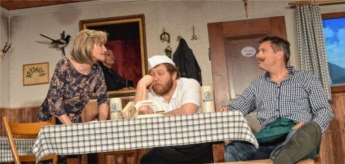 Lies (Renate Gantner) ist überzeugt, dass ihr Gatte Sepp (Hans Garnreiter, rechts) zu wenig in der Wirtschaft mithilft. Rudi (Toni Schwaiger) ist die ewige Streiterei der Wirtsleut‘ leid.Foto Sieberath