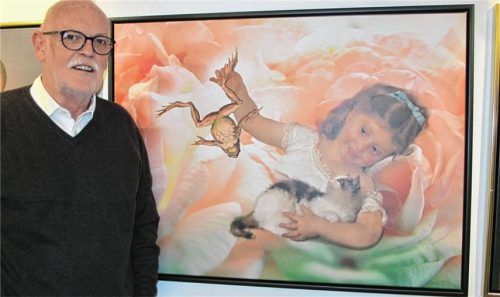 Manfred Plonus vor seinem Werk „Rosen-Resli“; Verfremdung des Gemäldes „Petite fille et chat“ von Émile Munier (1882), Leinwand auf Keilrahmen. Fotos Heuser