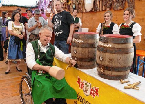Mit dem traditionellen Anzapfen des ersten Fasses wurde gestern der „Bayerische Frühling“ in Kiefersfelden eröffnet. Foto hko