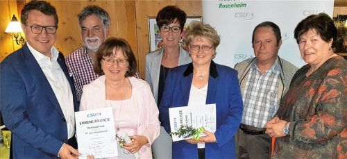 Mit der Ehrung treuer Mitglieder fand die mit Spannung geladene Mitgliederversammlung einen versöhnlichen Abschluss. MdL Klaus Stöttner (links außen) gratulierte zusammen mit der CSU-Ortsvorsitzenden Margarethe Fischbacher (rechts außen) und der Zweiten Vorsitzenden Ulrike Plankl (Mitte) Robert und Traudl Lux (von links) sowie Maria Lehner jeweils für 25 Jahre und Franz Steingraber für 45 Jahre Mitgliedschaft. Foto Knarr