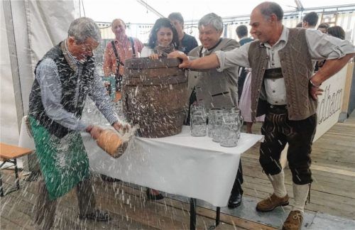 Mit kräftigen Schlägen zapft Bürgermeister Matthias Schnetzer das erste Fass Bier an und eröffnet damit das Edlinger Gmoafest offiziell.