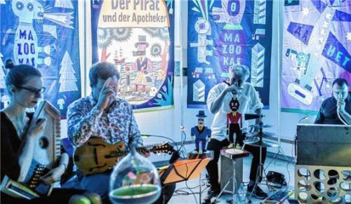 Musik vor farbenfrohen Bilderbuch-Motiven. Foto re