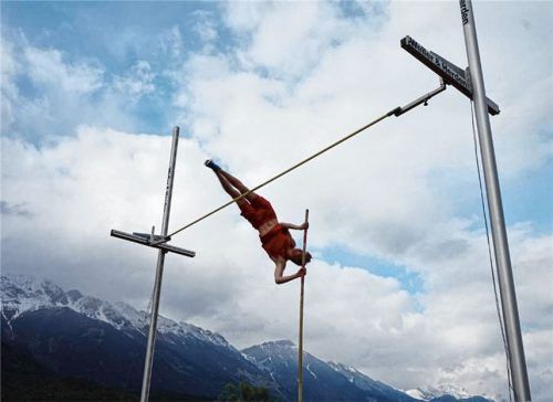 Nach den Nachwuchsspringern am Vormittag und Nachmittag startet gegen 17 Uhr der Top-Wettkampf der Männer. Hier finden sich Springer, wie beispielsweise Lokalmatador Max Kurzbuch.