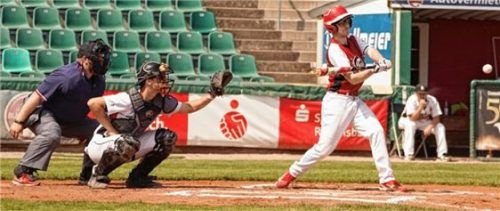 Nachwuchsspieler Hartmut Huber, hier beim Schlagen, überzeugte auch gegen Regensburg.