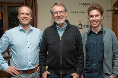 Neuer Vorstand des TC Bernau ist Klaus Amberger (Mitte), ebenso neu im Amt sind Schriftführer Georg Bauer junior (links) und Jugendwart Maxi Osenstätter. Foto  Berger