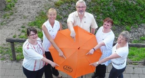 Neuer Vorstand (von links): Conny Dick (Kassierin), Sabine Schmitz (Erste Vorsitzende), Markus Dick (Beisitzer), Ilona Begici (Zweite Vorsitzende) und Britta Klinkforth (Beisitzerin). Foto re