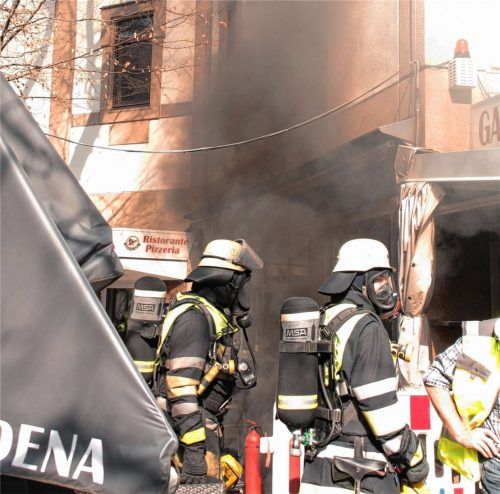 Nur mit schwerem Atemschutz konnten die Feuerwehrmänner in den Schacht einsteigen, in dem der Brand ausbrach.Foto Reisner