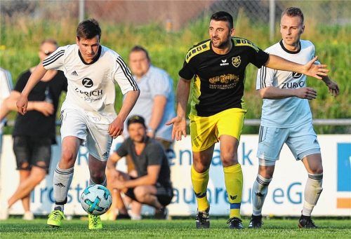 Peterskirchens Sebastian Heistraucher (links) zieht dem Edlinger Martin Häuslmann davon.Foto Butzhammer