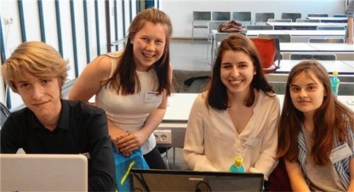 Physik macht Spaß, zeigen die Gesichter der Schüler.