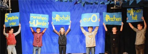 Plastisch von Schülern vor Augen geführt: Was Europa alles bedeutet.Foto re