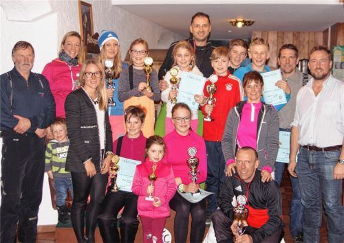Pokale und Urkunden für die besten Skifahrer des SC Frasdorf
